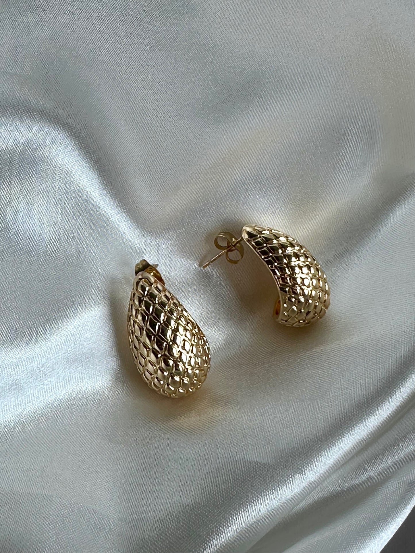 Boucles d'oreilles dorées texturées